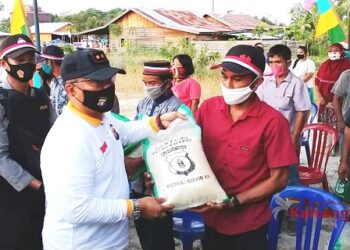 Sambil Touring, Kapolda Kalteng Bagikan Sembako di Manuhing