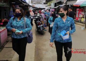 TP-PKK Kecamatan Murung Bagikan Ratusan Masker Gratis di Pasar
