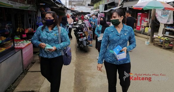 TP-PKK Kecamatan Murung Bagikan Ratusan Masker Gratis di Pasar