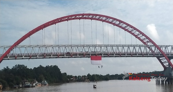 Mapala Kalteng Bentangkan Bendera Merah Putih di Jembatan Kahayan
