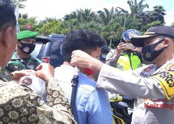Jelang Peringatan HUT RI Ke-75, Polres Gumas Bagikan Masker dan Pernak Pernik Merah Putih