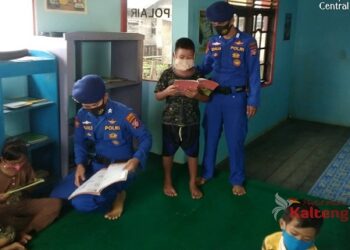 Satpolair Polres Kapuas Edukasi Pencegahan Covid- 19 Untuk Anak Bantaran Sungai