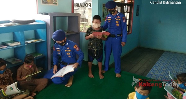 Satpolair Polres Kapuas Edukasi Pencegahan Covid- 19 Untuk Anak Bantaran Sungai