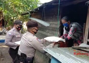 Sambut HUT Kemerdekaan RI Ke-75 Polsek Kahayan Kuala Beri Bantuan Sembako