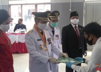 Bupati Kapuas Ir Ben Brahim S Bahat,MM,MT., didampingi Ketua TP PKK Kabupaten Kapuas Ary Egahni Ben Bahat,SH.,saat menyerahkan remisi secara simbolis kepada warga binaan kelas IIB Kuala Kapuas.