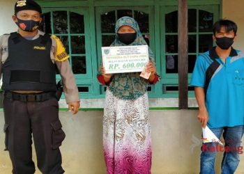 Polisi Kawal Pemdes Tumbang Darap Bagikan BLT-DD Ke Rumah KPM
