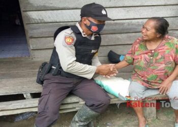 Polsek Seruyan Tengah Salurkan Beras Bagi Warga Tidak Mampu Di Desa Sukorejo