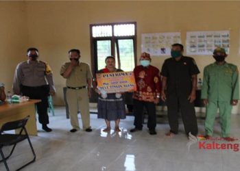 Polsek Seruyan Tengah Amankan Penyaluran BLT-DD Desa Ringin Agung