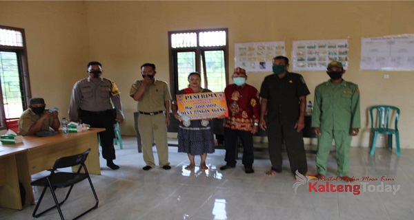 Polsek Seruyan Tengah Amankan Penyaluran BLT-DD Desa Ringin Agung