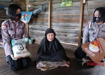 Peringati Hari Jadi Ke-72, Polwan Polres Kapuas Bantu Warga Miskin