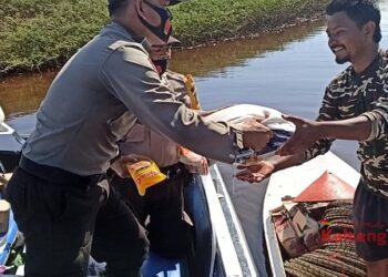 Polsek Kahayan Kuala Beri Bantuan Sembako Kepada Warga Tidak Mampu
