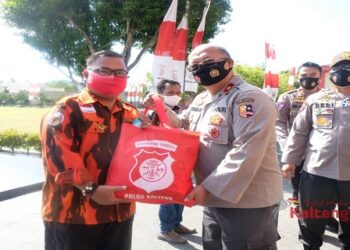 Polda Kalteng Bagikan 3000 Masker Sekaligus 100 Paket Bahan Pokok Kepada Masyarakat
