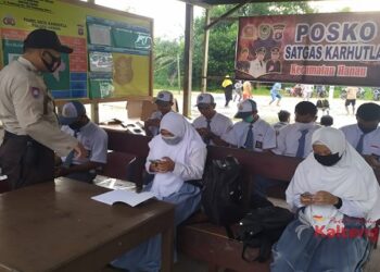 Polsek Hanau Rawat Semangat Belajar Daring Siswa