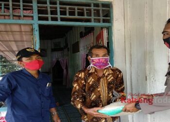 Polsek Seruyan Hilir Kembali Salurkan Bantuan Beras Bagi Warga Kurang Mampu
