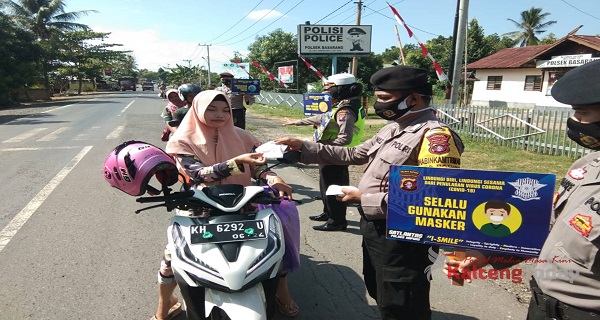 Sat Lantas Polres Kapuas  Sosialisasi Pengunaan Masker di Jalan Trans Kalimantan 