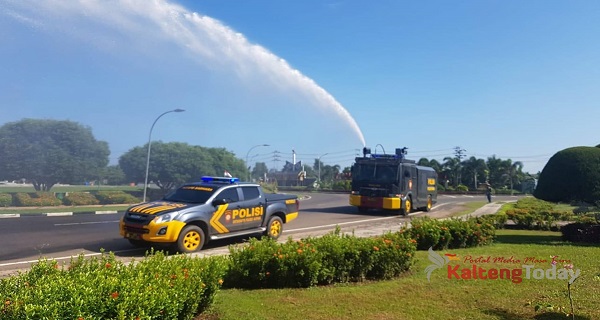 Polres Kapuas Lakukan Penyemprotan Disinfektan