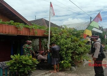Polsek Hanau - Koramil 1015-16 Pembuang Hulu Gelorakan Semangat Merah Putih