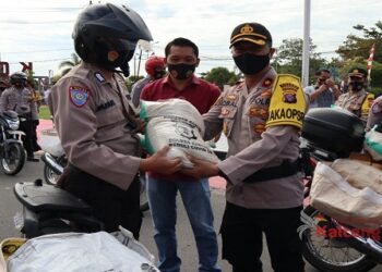 Kapolres Kapuas Pimpin Pendistribusian Sembako HUT Polwan