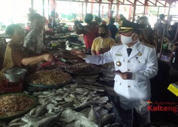 Bupati Seruyan Dan Wabup Bagikan Masker Kepada Warga Di Pasar Kuala Pembuang