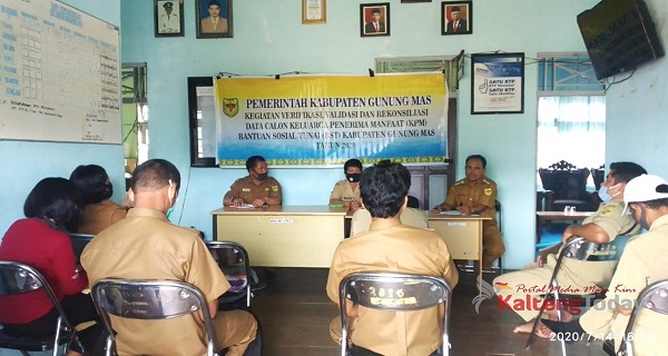 Dinsos Gumas Verifikasi Penerima Bansos di Kecamatan Manuhing