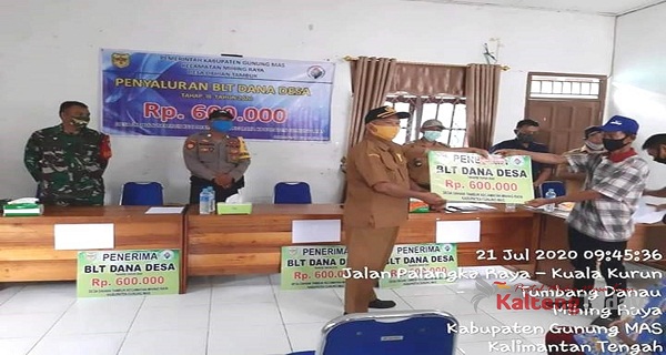 Pemdes Dahian Tambuk Salurkan BLT-DD Tahap III