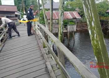 Kapal Angkut Excavator Terbalik di DAS Mantangai Kabupaten Kapuas