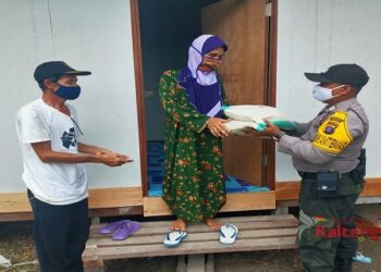 Polsek Seruyan Hilir Salurkan Beras Bagi Warga Desa Bangun Harja