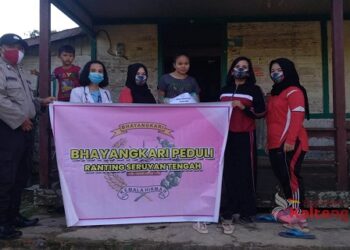 Bhayangkari Seruyan Tengah Salurkan Bantuan Beras Bagi Warga Kurang Mampu