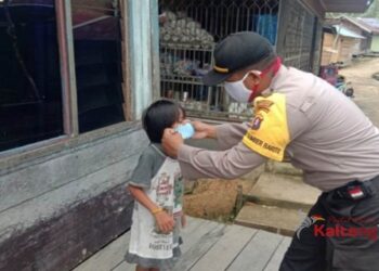 Kapolsek Sumber Barito Bagikan Masker Kepada Warga