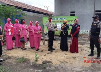 Peringati HUT RI Ke-75, Polsek Hanau - Bhayangkari Salurkan Beras Untuk Yayasan Dan Pesantren