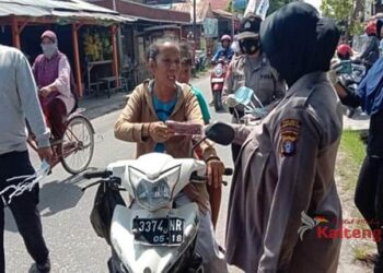 Polsek Baamang Disiplinkan Warga Agar Gunakan Masker