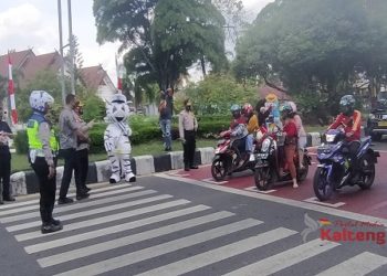 Badut Zebra dan Tokoh Kartun Meriahkan Sosialisasi Protokol Kesehatan dan Pembagian Masker di Palangka Raya