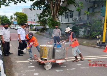 Polres Kotim Cegah Balapan Liar Dengan Buat Rumble Strip