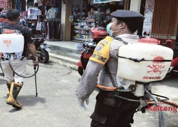 Cegah Covid-19, Polsek Tewah Semprot Cairan Disinfektan di Pasar