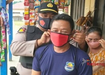 Polsek Seruyan Hulu Bagikan Ratusan Masker Di Desa Tumbang Manjul