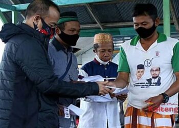Bupati Seruyan Serahkan Bantuan Baznas Seruyan Kepada Mustahik