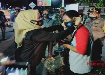 BNK Seruyan Bagikan 500 Masker Bersama TNI Polri