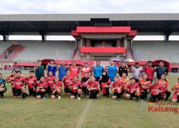Ketum KONI Kalteng Berikan Semangat Tim Sepak Bola Putri PON Kalteng