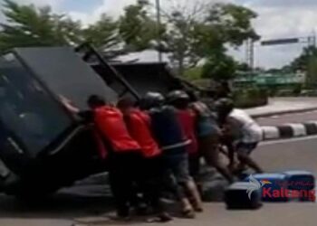 Terbalik di Jalan Seth Aji Palangka Raya, Tahu Satu Mobil Tumpah Ke Jalan