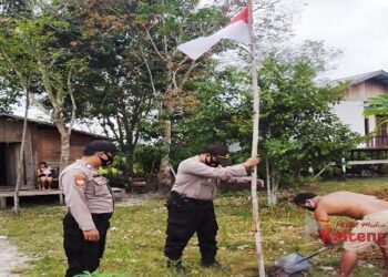 Kobarkan Nasionalisme, Polsek Sepang Bagikan Bendera Merah Putih