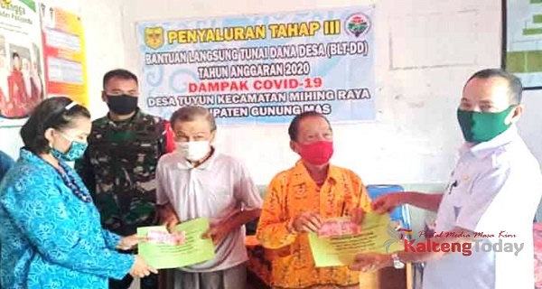 Ratusan Warga Desa Tuyun Telah Terima BLT-DD Tahap Tiga
