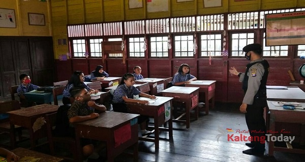 Polsek Seruyan Hulu Sambangi Siswa SDN 1 Tumbang Manjul