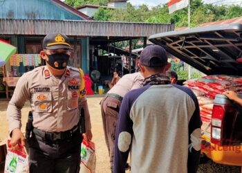 Jelang Peringatan HUT RI, Polsek Murung Salurkan Bansos