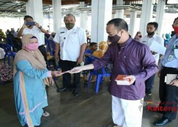 Bupati Seruyan Serahkan Bantuan Dana Stimulan Bagi Pelaku UMKM