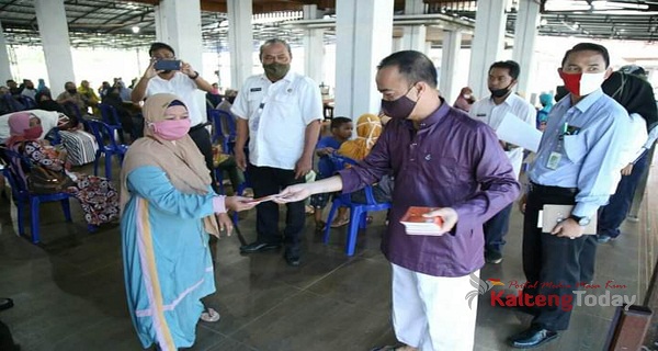 Bupati Seruyan Serahkan Bantuan Dana Stimulan Bagi Pelaku UMKM