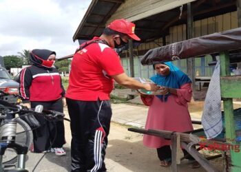Jum'at Berkah, Polsek Hanau - Bhayangkari Salurkan Beras Bagi Warga Pembuang Hulu II