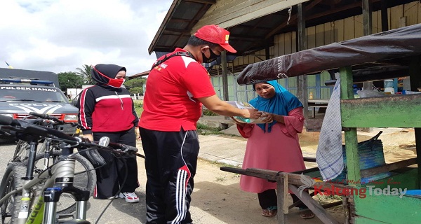 Jum'at Berkah, Polsek Hanau - Bhayangkari Salurkan Beras Bagi Warga Pembuang Hulu II