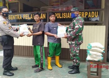 Petugas Kebersihan Terima Bantuan Beras Dari Polsek Hanau