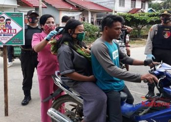 Polsek Seruyan Tengah - Bhayangkari Bagikan Ratusan Masker Ke Warga