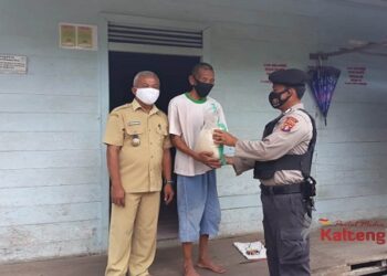 Polsek Seruyan Tengah Salurkan Bantuan Beras Bagi Warga Desa Durian Tunggal